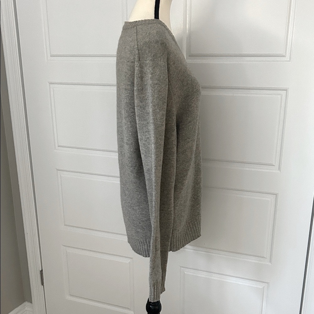 Express Gray V-Neck Lamb’s Wool Unisex  Long Sleeve Classic Sweater Men’s Size M - Picture 6 of 10